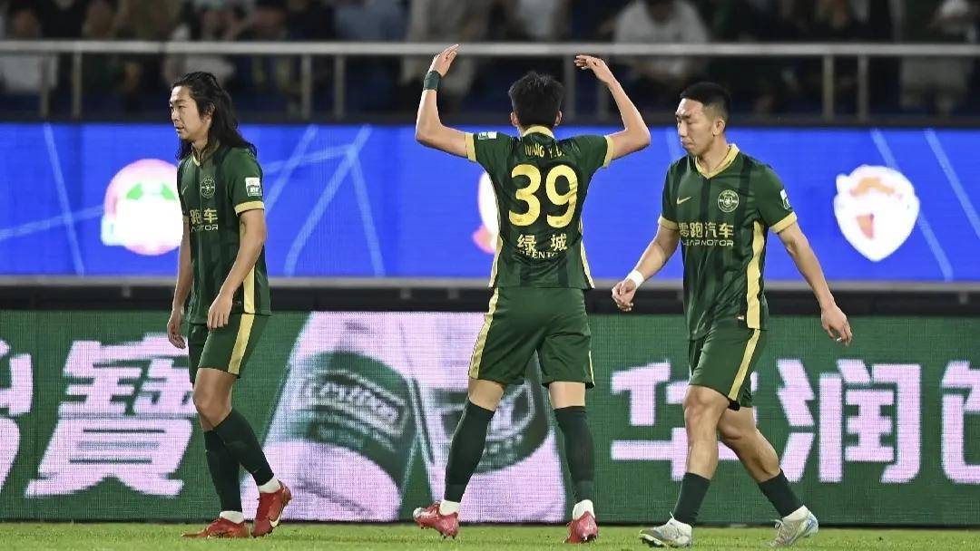 爱游戏官网-北京国安逆转广州恒大，力挺夺冠(北京国安与广州恒大的比赛结果是多少)