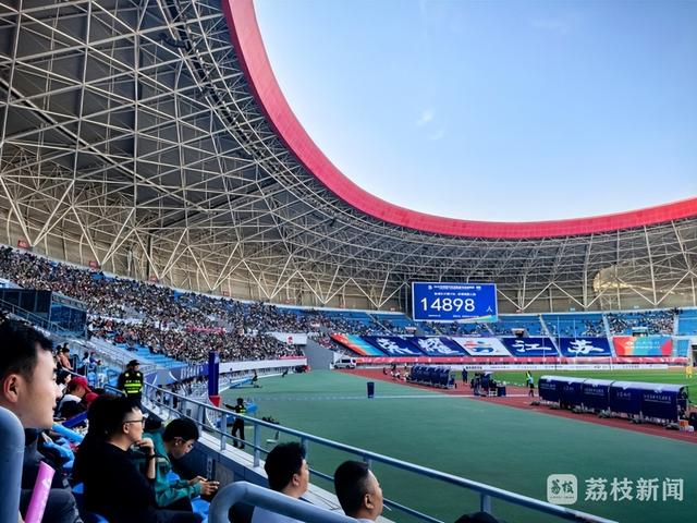 正在进行的足球大赛备受瞩目，球迷热情高涨