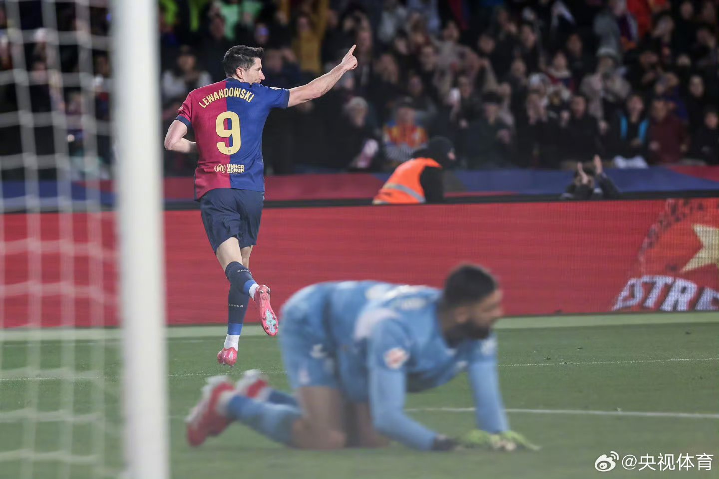 爱游戏官网-瓦伦西亚战胜巴塞罗那，英超倒数第二尴尬