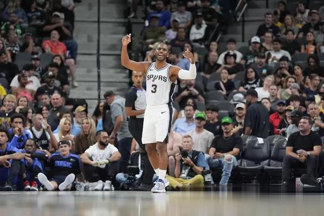 马刺队成功转型,青年队员表现抢眼 马刺队成功转型,青年队员表现抢眼