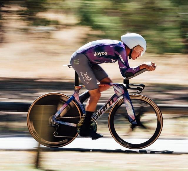 澳大利亚运动员在自行车比赛中突围获奖 澳大利亚运动员在自行车比赛中突围获奖