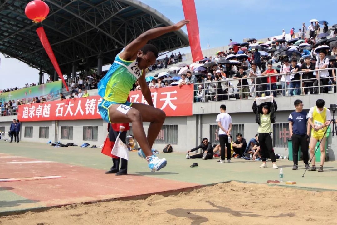 爱游戏体育直播-包含比分几经反复，胜利花落哪一方？的词条