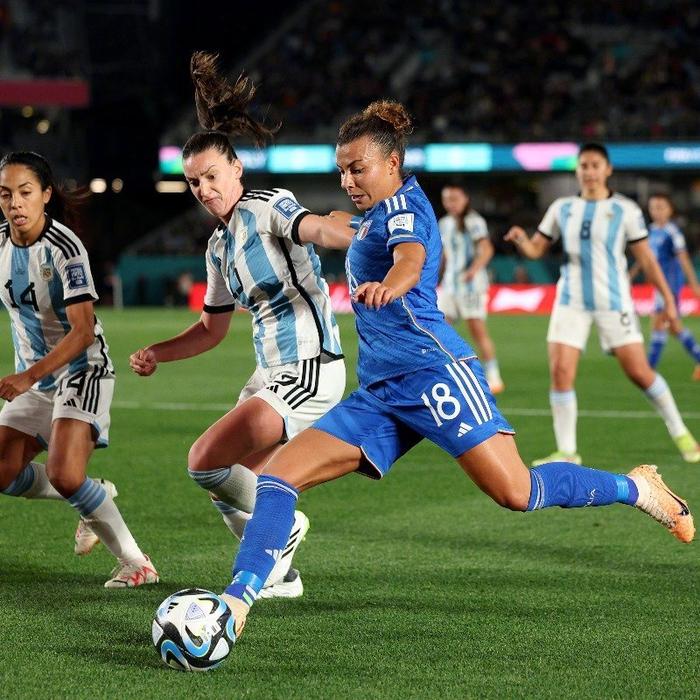 爱游戏官方登录入口-阿根廷女足队员受伤退出一场比赛