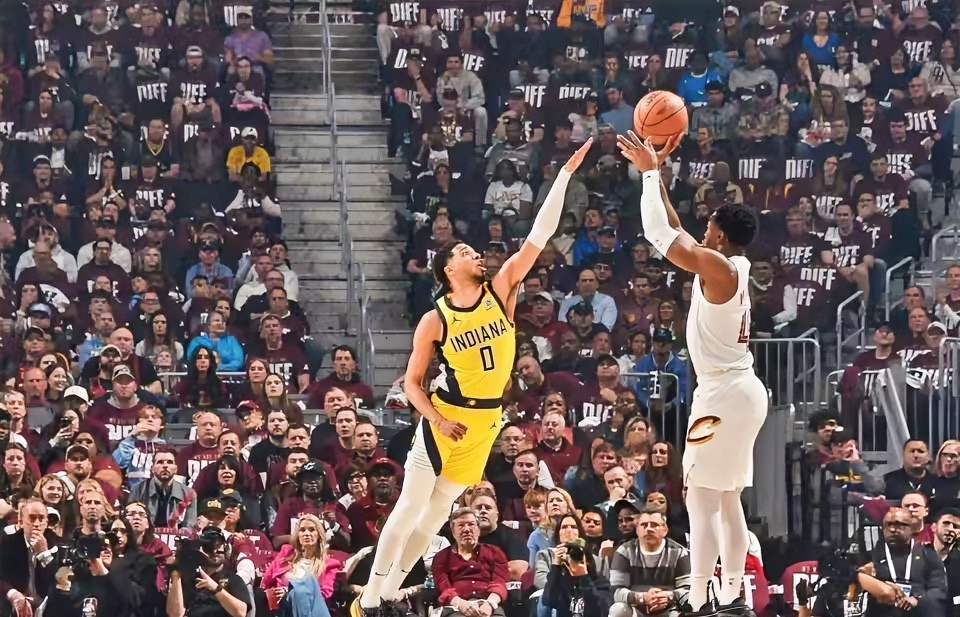 步行者队主控带队赢球，险胜对手的简单介绍