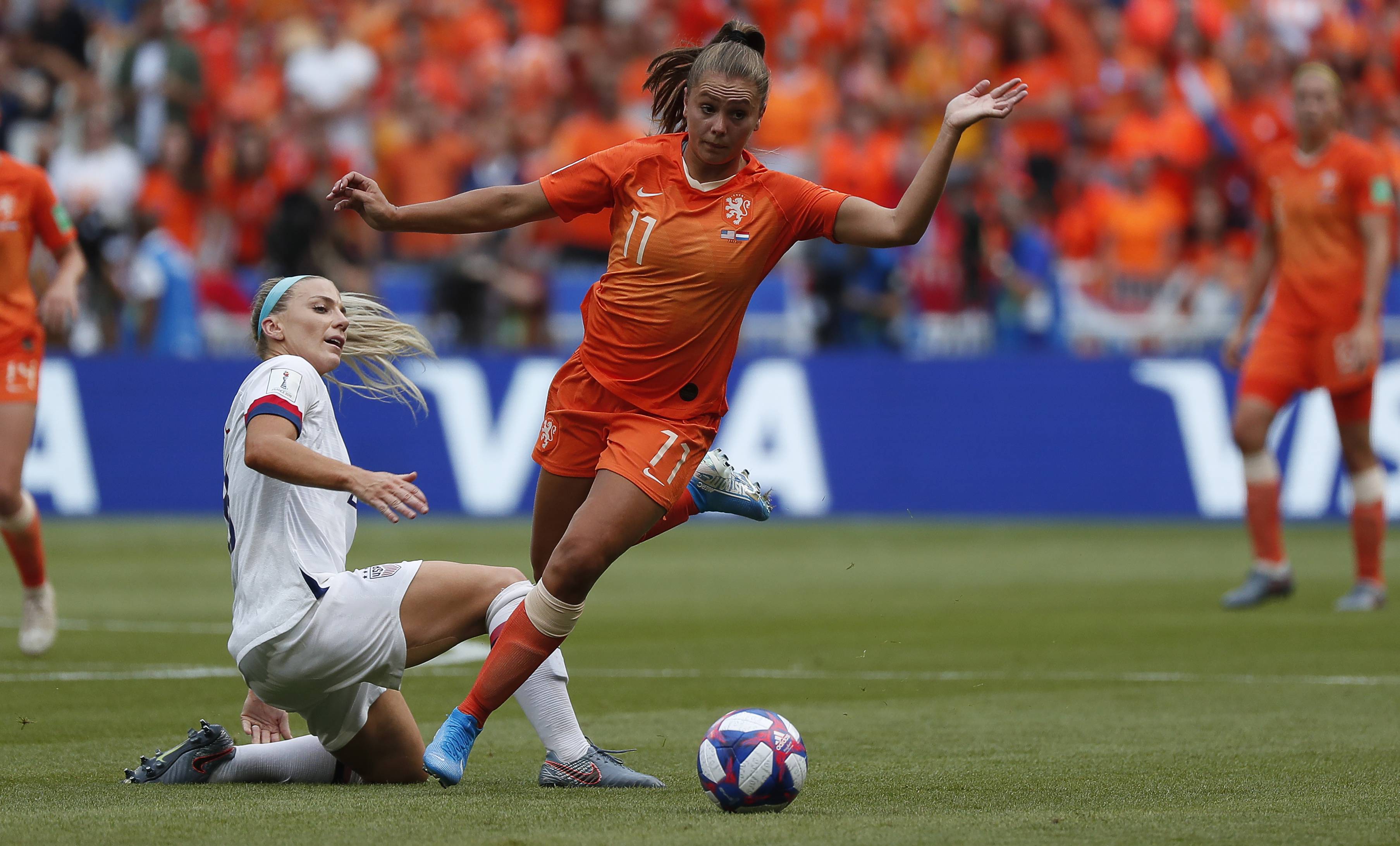 爱游戏体育下载-国际足球比赛中，女性选手展现出色球技的简单介绍