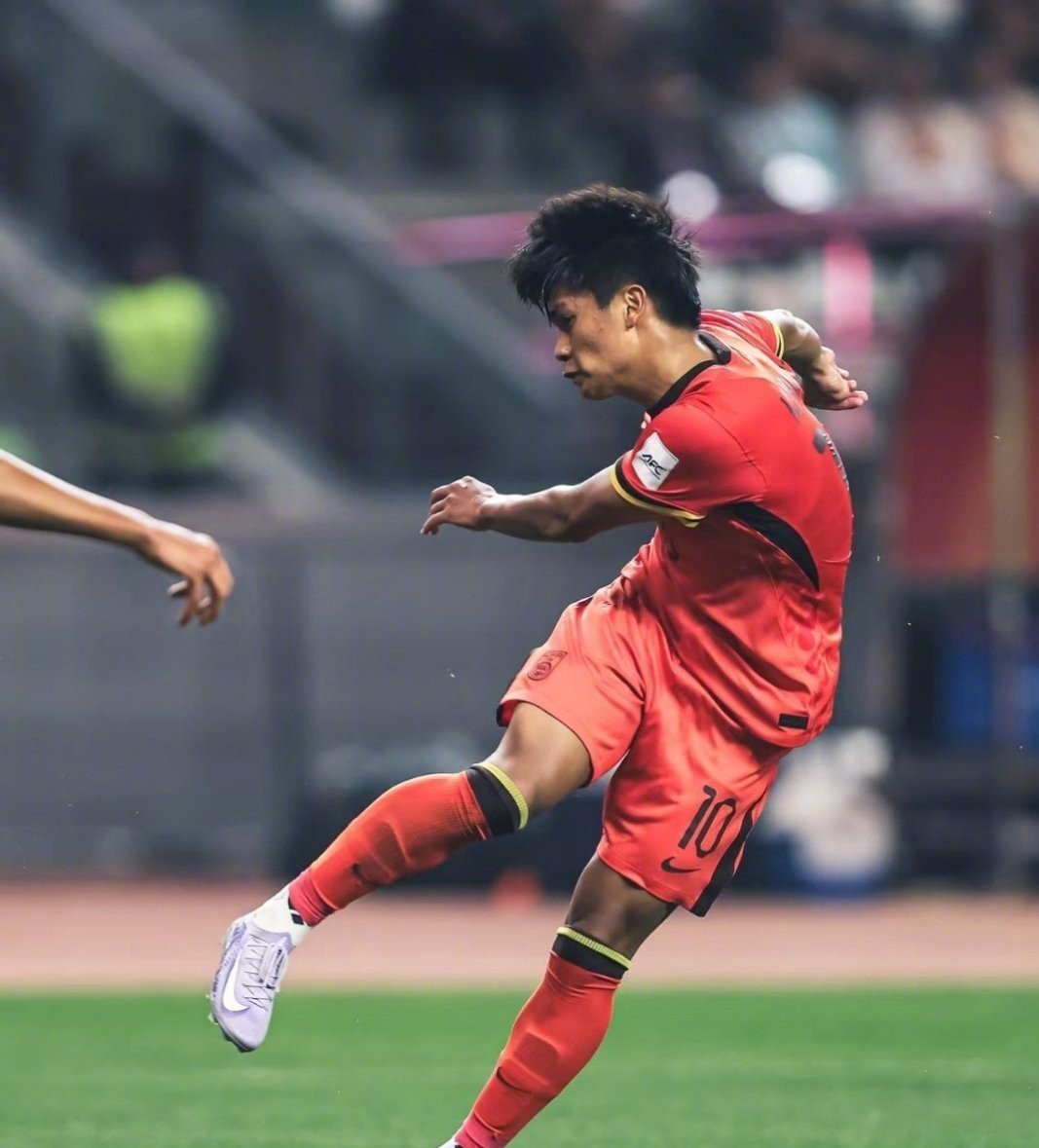 足球运动员状态亮眼，备战国际赛事的简单介绍