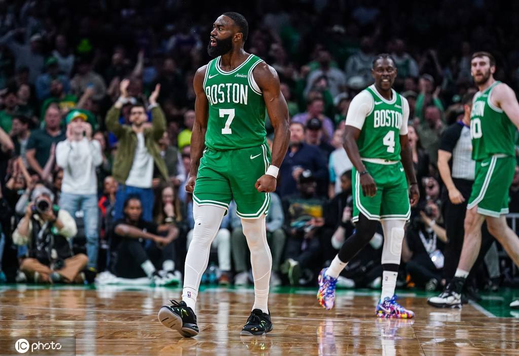 绿衫军球员受伤离场,骑士队逆转取胜的简单介绍 绿衫军球员受伤离场,骑士队逆转取胜的简单介绍