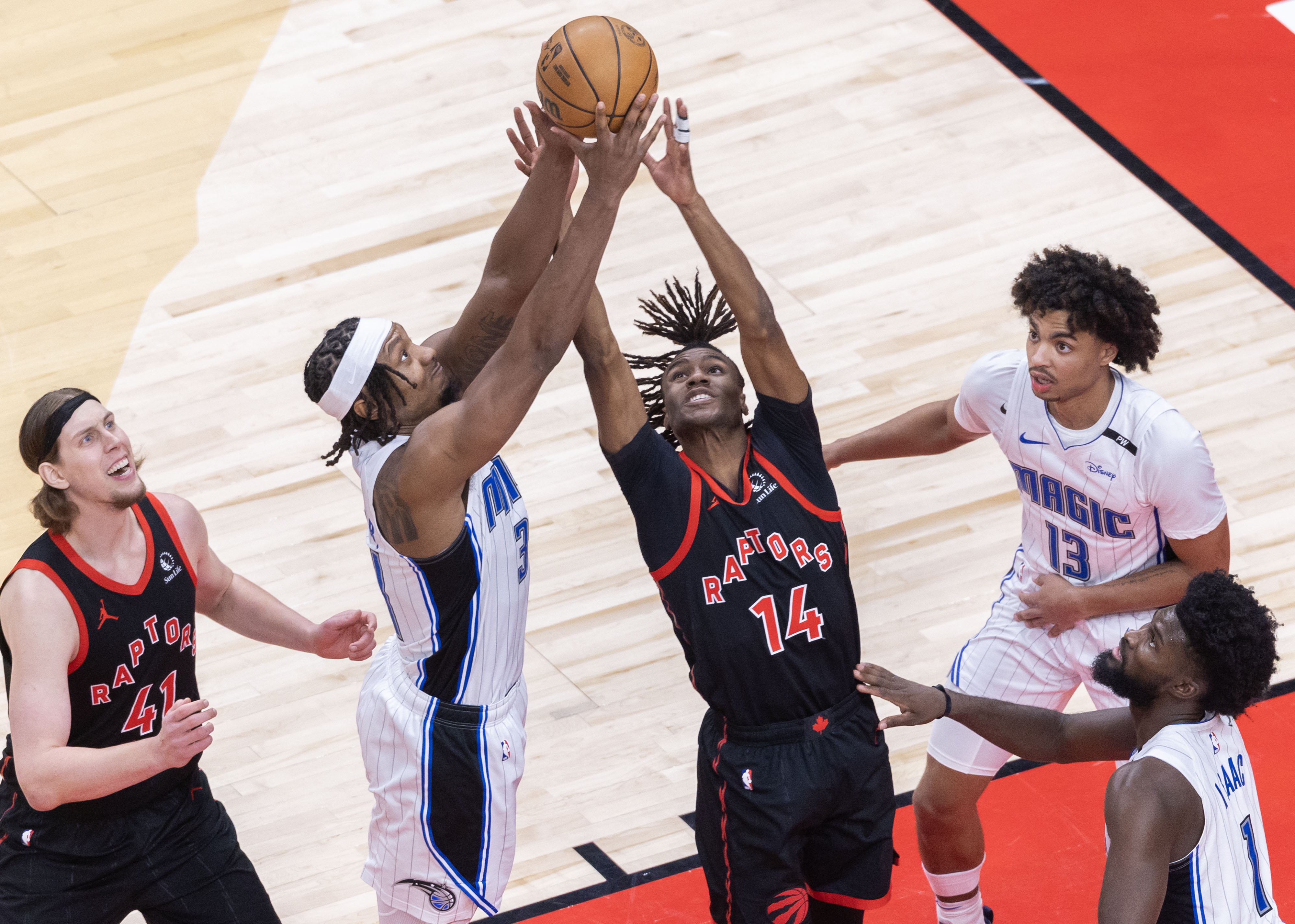 赛场硝烟弥漫：双方强强对抗，看点十足