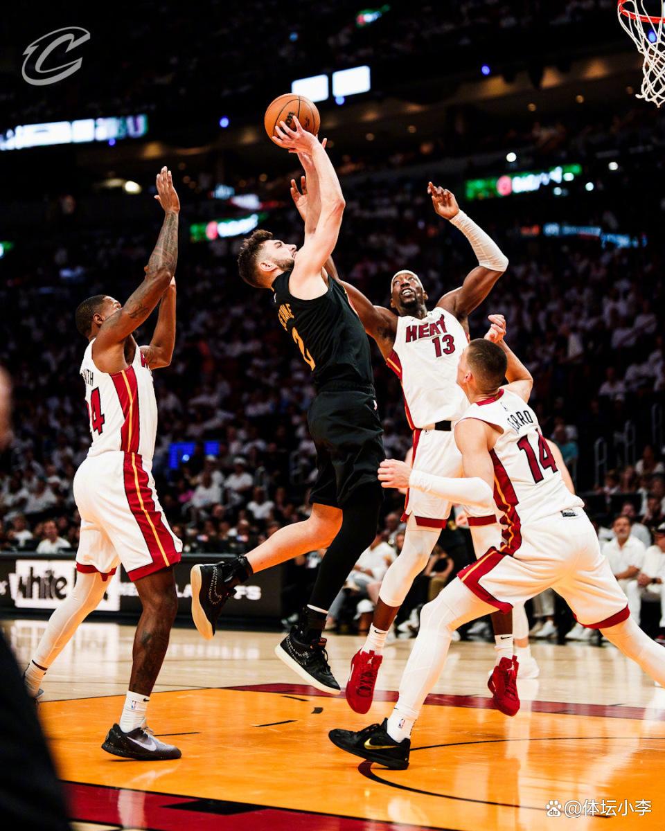 关键一役,球队在比赛中发挥出色突破对手 关键一役,球队在比赛中发挥出色突破对手