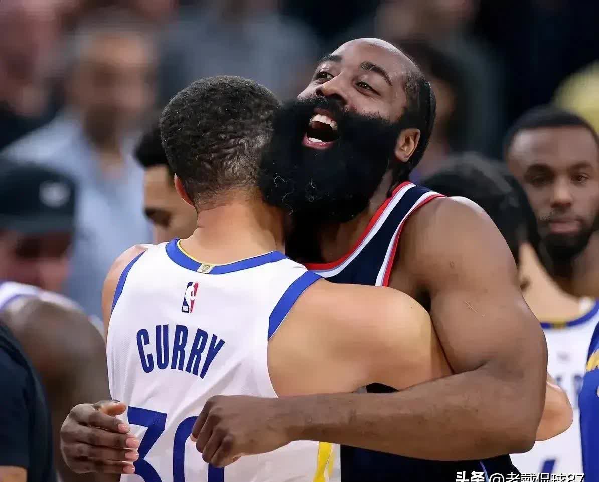 爱游戏中国官网-球场上的搏斗，篮球运动员们势均力敌