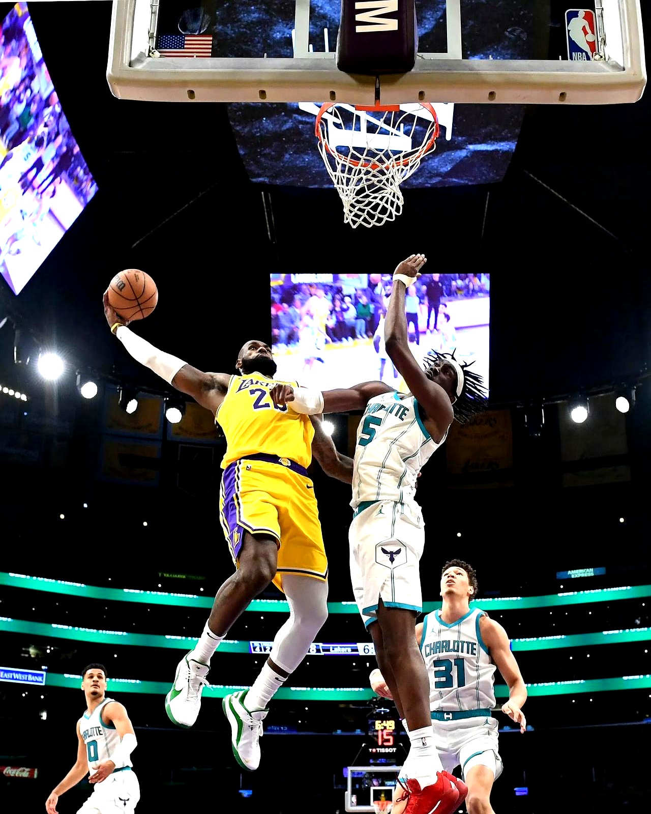 爱游戏app-老鹰队员投篮稳定，轻松取胜的简单介绍